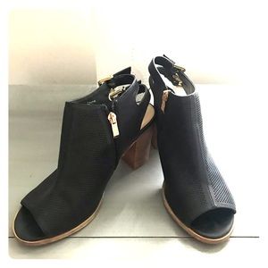 Steve Madden sandals sz9. Fits more like an 8